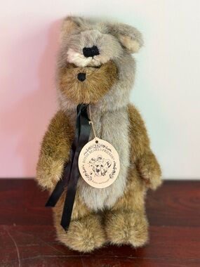 Vintage Boyds Bears Bailey & Friends Matthew H. Bear in Wolf
Costume Plush 9"